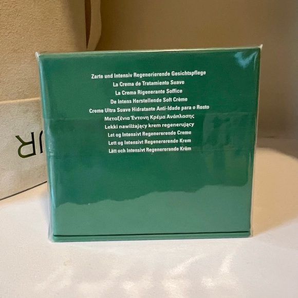 La Mer The Moisturizing Soft Cream 1 oz. - Picture 5 of 7